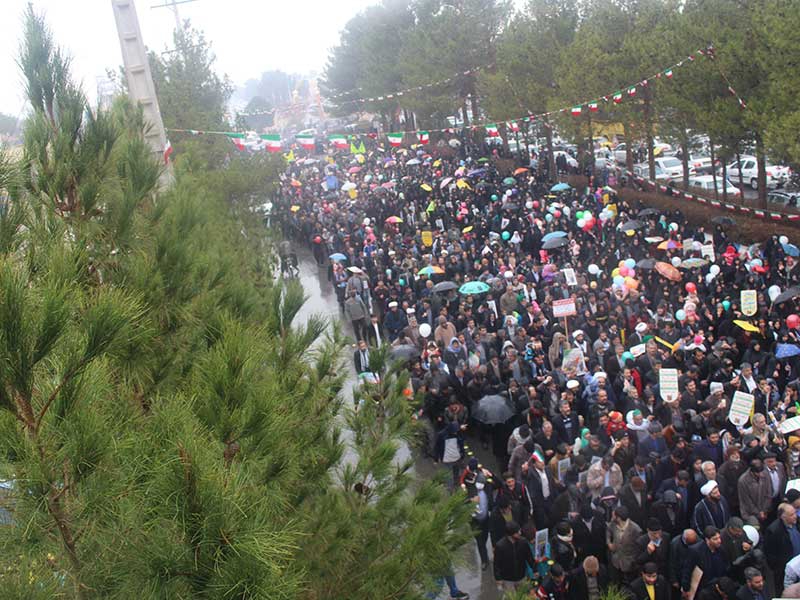 میبدی ها عظمت حضور خود را در راهپیمایی 22 بهمن نشان دادند