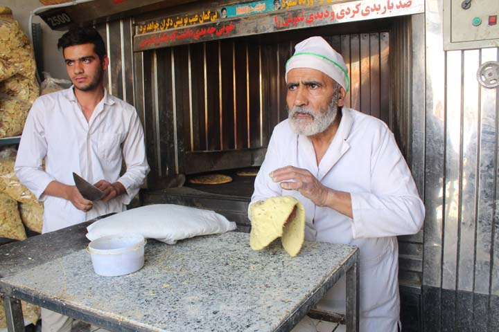 یک نانوا در بفروئیه میبد یک هفته برای سیل زدگان نان پخت
