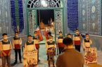 نوجوانان بسیجی در خیابان‌های میبد سرود انقلاب خواندند
