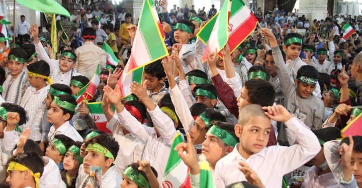 همنوایی دانش آموزان با سرود سلام فرمانده