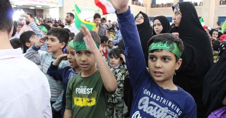 همنوایی دانش آموزان با سرود سلام فرمانده