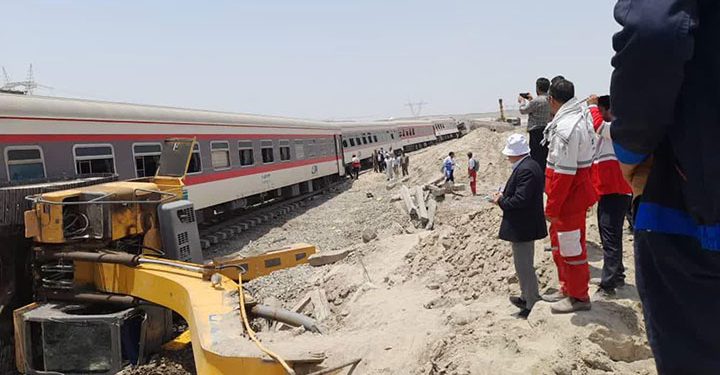 حضور تیم امدادی هلال احمر میبد در محل واژگونی قطار مشهد به یزد