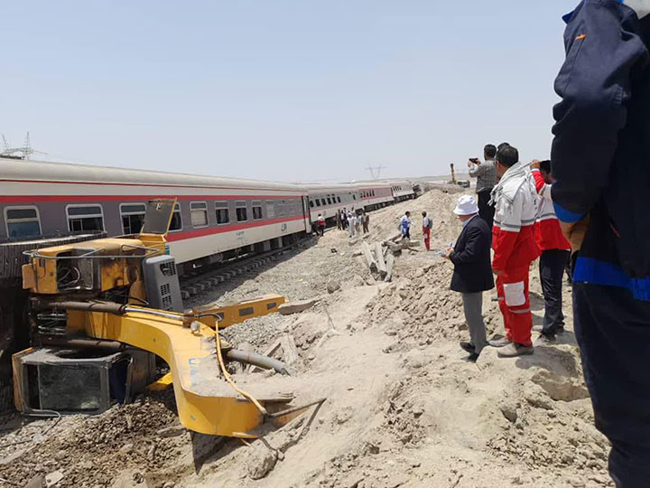 تصاویری از حضور تیم امدادی هلال احمر میبد در محل واژگونی قطار مشهد به یزد