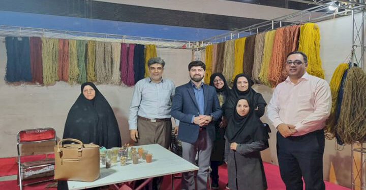 غرفه رنگرزی گیاهی میبد در نمایشگاه صنایع‌دستی خراسان رضوی نمونه شد