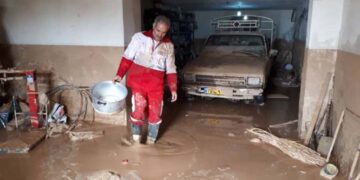 تصاویری از نوع دوستی و تلاش سرخ پوشان هلال احمر میبد در امدادرسانی به سیل زدگان