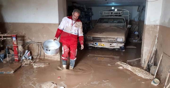 تصاویری از نوع دوستی و تلاش سرخ پوشان هلال احمر میبد در امدادرسانی به سیل زدگان