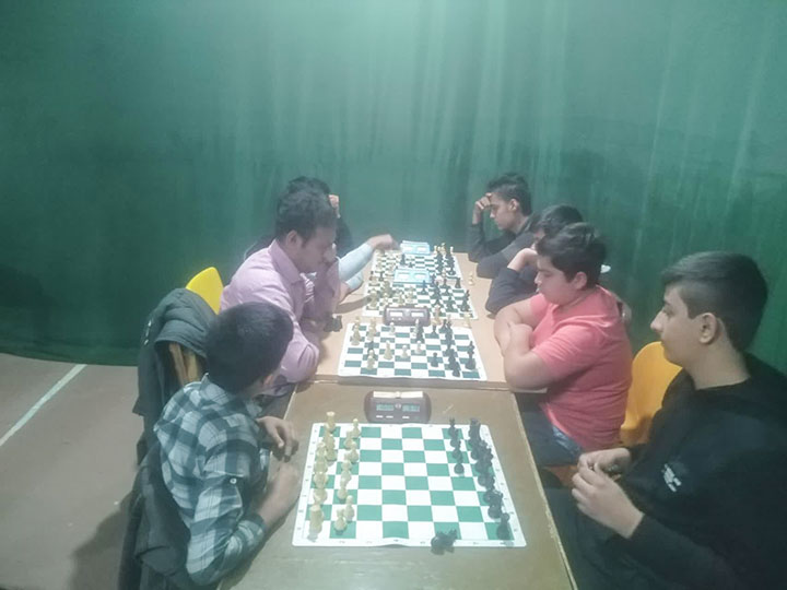 مسابقات شطرنج به مناسبت روز دانش آموز در میبد برگزار شد