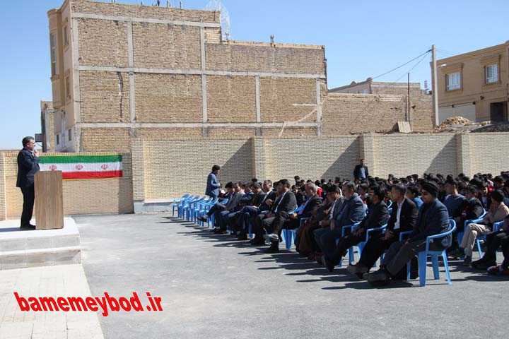 بهره‌برداری از زمین چمن مصنوعی دبیرستان امام حسین (ع) بارجین میبد