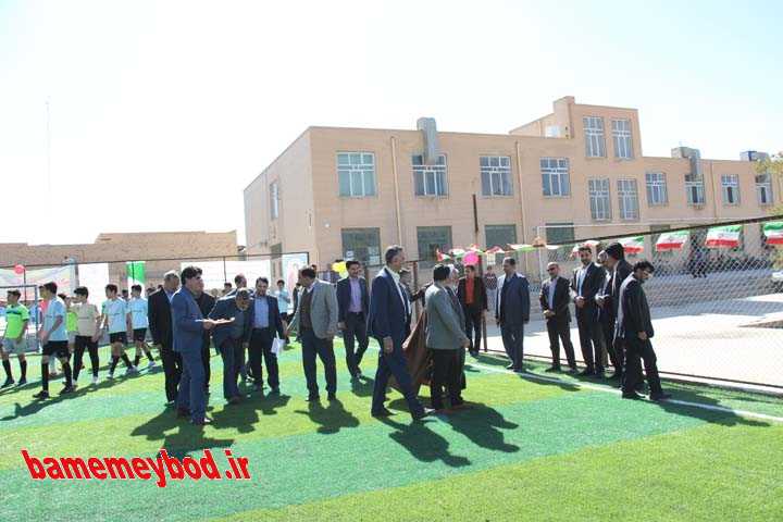 بهره‌برداری از زمین چمن مصنوعی دبیرستان امام حسین (ع) بارجین میبد