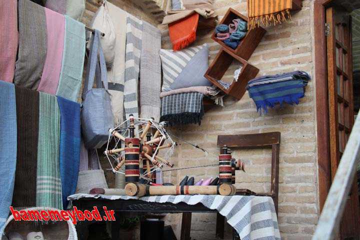 استقرار غرفه‌های فرهنگی و صنایع دستی در نارین قلعه میبد