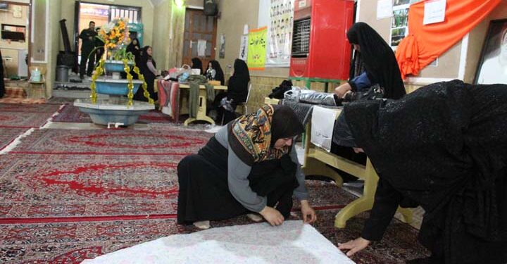 دوخت رایگان چادر به همت بانوان جهادی در پایگاه ساجده میبد