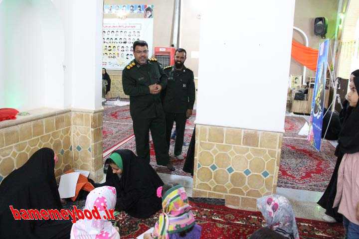 دوخت رایگان چادر به همت بانوان جهادی در پایگاه ساجده میبد