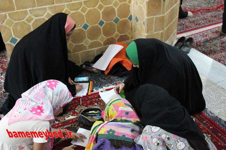 دوخت رایگان چادر به همت بانوان جهادی در پایگاه ساجده میبد