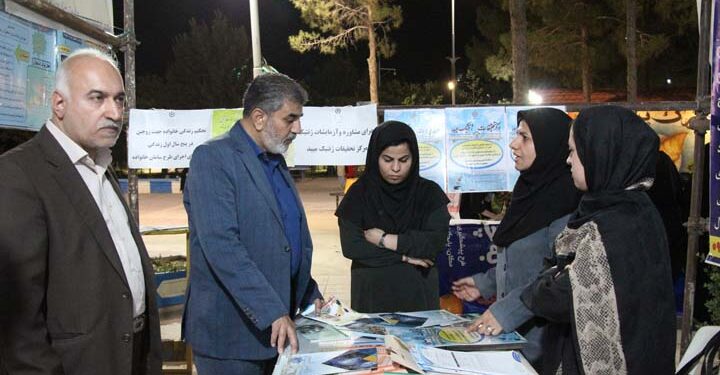 نمایشگاه یک روزه معرفی خدمات حوزه پیشگیری اداره بهزیستی میبد در پارک بهاران