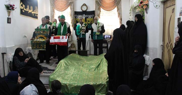 برگزاری مجلس روضه خوانی مزین به پرچم متبرک رضوی در خانه حسن امین زاده