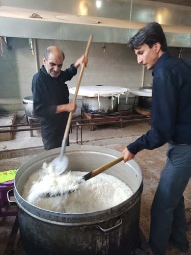 پخت و توزیع غذای ظهر عاشورا در خانه حاجی رضا علیزاده