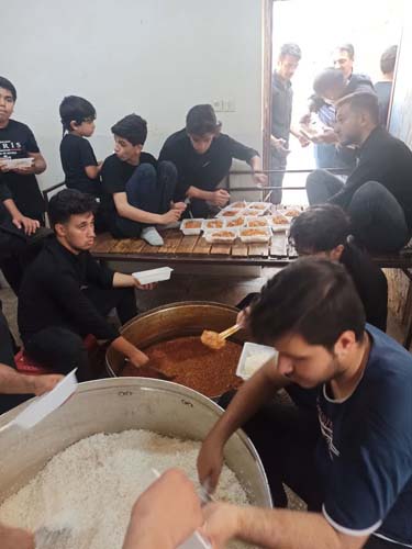 پخت و توزیع غذای ظهر عاشورا در خانه حاجی رضا علیزاده