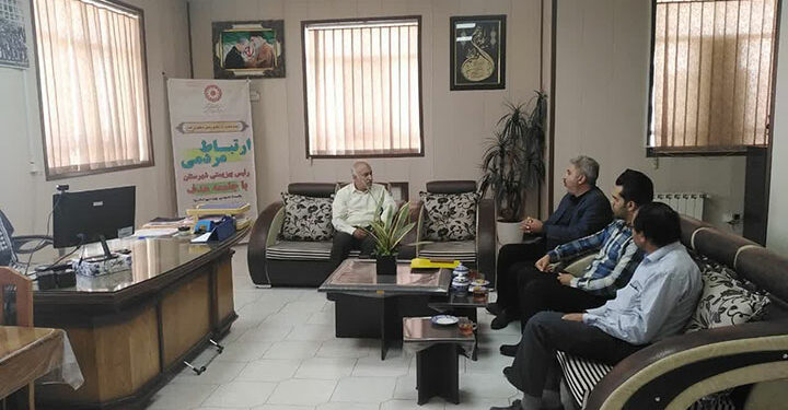 جلسه هم‌اندیشی رئییس اداره بهزیستی میبد و مدیر حساب 100 امام برای تامین اعتبار ساخت مسکن مددجویان