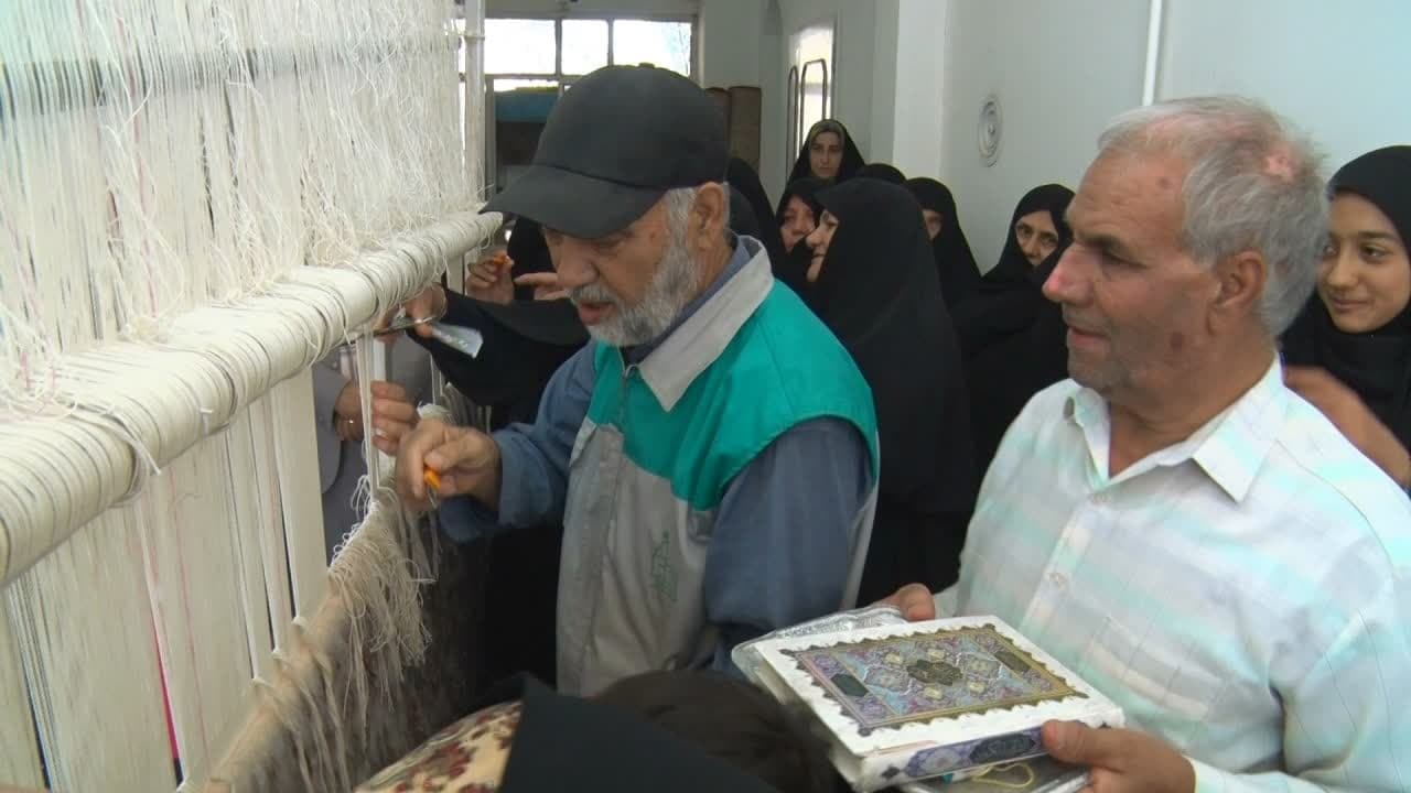 بافت یک تخته قالی توسط بانوان بفروئیه برای کمک در ساخت صحن حرم امام حسن مجتبی