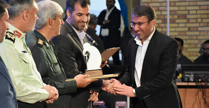 محمدرضا فلاحتی مدیرکل این اداره لوح سپاس و تندیس جشنواره را دریافت کرد