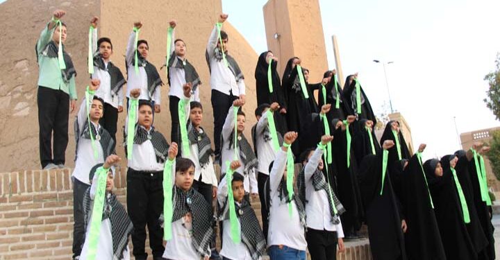 اجرای گروه سرود «آرمان علی وردی» مسکن مهر میبد