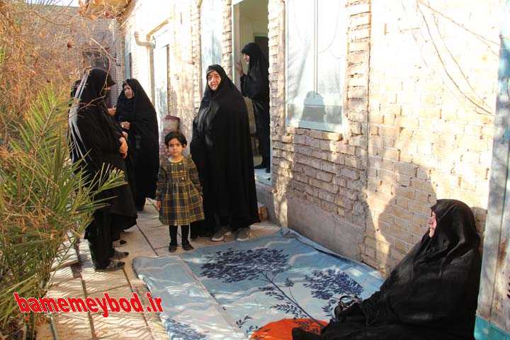 مراسم اهدای قالی دستباف بانوان محله یخدان میبد به عتبات عالیات