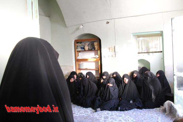 مراسم اهدای قالی دستباف بانوان محله یخدان میبد به عتبات عالیات