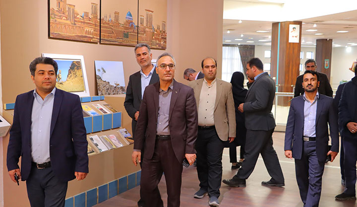بازدید شهردار و اعضای شورای اسلامی شهر میبد از کتابخانه مرکزی یزد