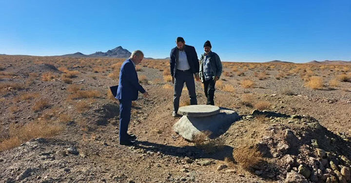 به گزارش پایگاه خبری بام میبد؛ مدیر جهاد کشاورزی میبد با اعلام این خبر گفت: با توجه به اهمیت بالای این سازه با ارزش که بدون صرف هیچگونه انرژی استهصال آب صورت گرفته که متاسفانه با خاموشی مکرر چاههای کشاورزی بجای قنات این روزها درجهت مدیریت انرژی که شاهد خسارت های غیر قابل جبران به بخش کشاورزی هستیم و به اهمیت موضوع احیاء و مرمت این سازه بی ادعا بیش از پیش پی برده‌ایم. کاظم مسروری فر اشهار امیدواری کرد که با شعار&Quot; قنات مظهر زندگی &Quot; با همکاری مسئولین اجرایی در بخش‌ها شاهد جاری شدن مجدد آب وساماندهی در برنامه چهارساله باشیم. وی کمبود اعتبارات،عدم تربیت نیروی انسانی ماهر(مقنی )،تصمیم گیری بدون نظر کارشناسی در جهت تغییر مسیر ومرمت قنوات، عدم سازه های حفاظتی (بند خاکی )، تغییر کاربری وساخت وساز مسیر رودخانه‌ها را از مشکلات این بخش برشمرد. روابط عمومی مدیریت جهاد کشاورزی میبد