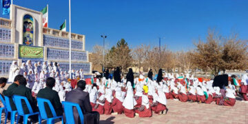 شهدا دانش آموزان مدرسه مهر ایران زمین ار مادران شهدا تجلیل کردند