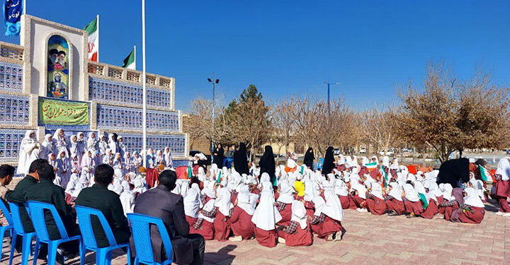 شهدا دانش آموزان مدرسه مهر ایران زمین ار مادران شهدا تجلیل کردند