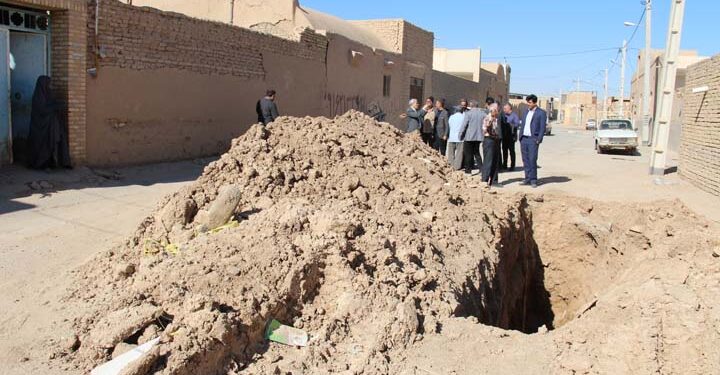 بازدید مدیرکل مدیریت بحران استان يزد و فرماندار و مسئولان ادارات آبفا و حهاد کشاورزی و رئیس شورای اسلامی شهر میبد از قنات در حال ریزش شهیدیه