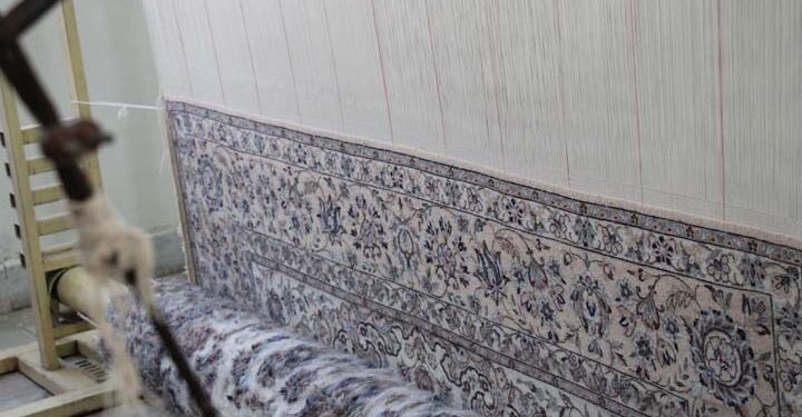 اهدای یک تخته قالی توسط بانوان محله علی آباد میبد به عتبات عالیات
