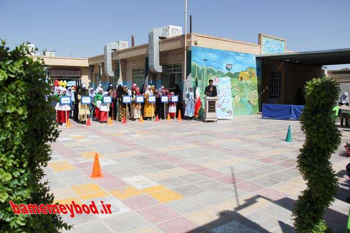 تصاویری دیگر از برگزاری جشنواره بازیهای بومی محلی در دبستان شهیدان محسنی فر