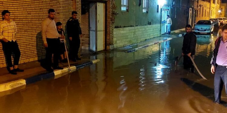 رفع آبگرفتگی معابر در بفروئیه میبد